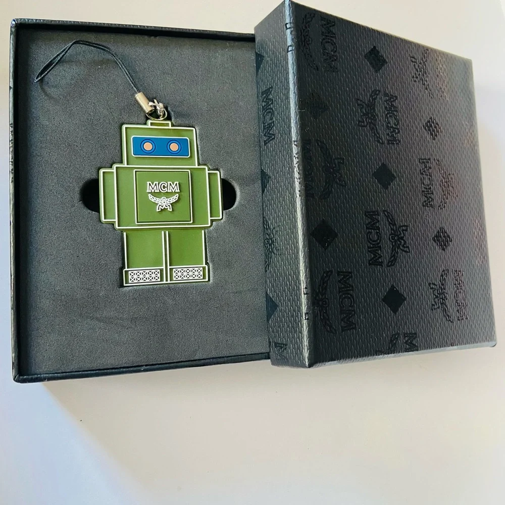 🔥MCM Gifting keychain USB Robot, trendy Gift for your Man or young techie